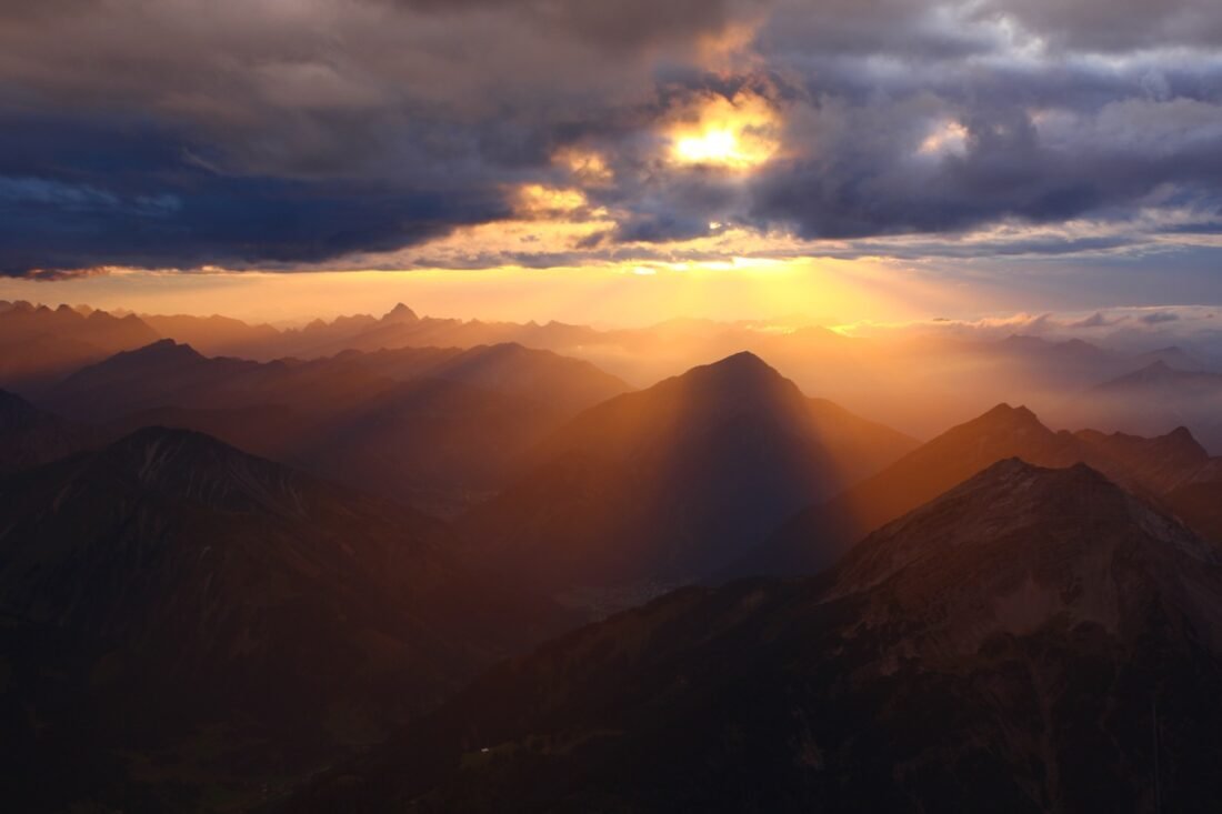 Uma luz celestial brilhando no abandono das montanhas