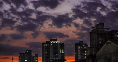 Cidade, Céu escuro, cenário urbano inspirado no filme Uma Fenda no Tempo (The Langoliers)