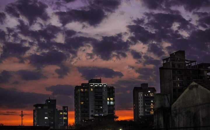 Cidade, Céu escuro, cenário urbano inspirado no filme Uma Fenda no Tempo (The Langoliers)