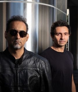 AX-80s: O duo brasileiro de Synthwave