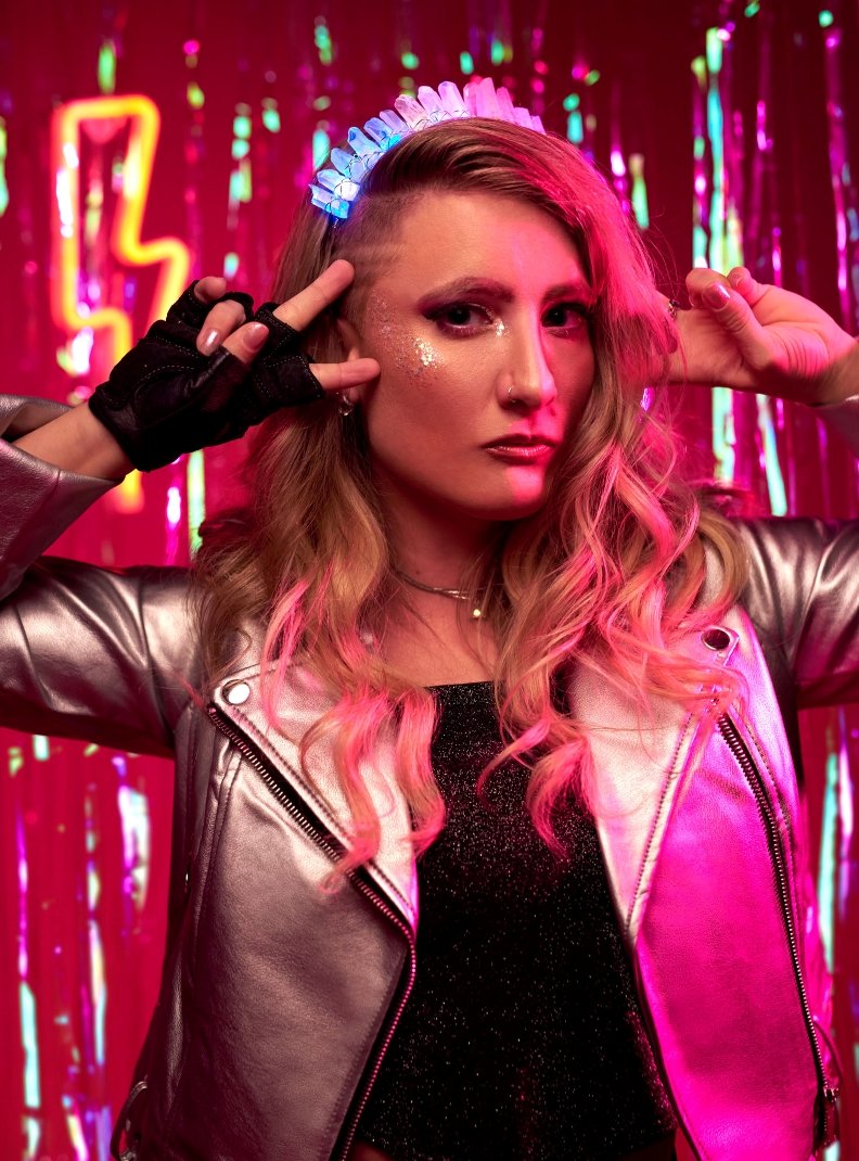 Dana Jean Phoenix, em tons roseos, de Synthwave.