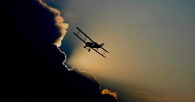 Velocidade do tempo: Um avião monomotor leve sobrevoa um bloco de nuvens escuras .
