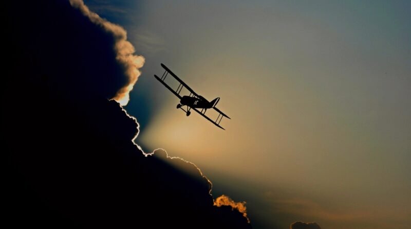 Velocidade do tempo: Um avião monomotor leve sobrevoa um bloco de nuvens escuras .