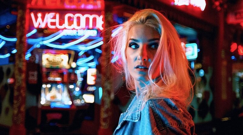 NINA, a cantora alemã de synthwave.